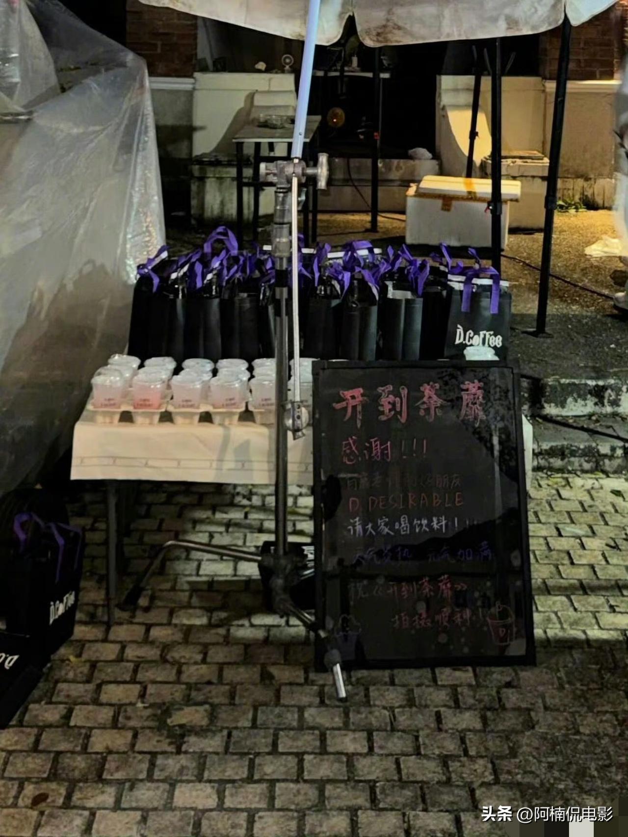 王鹤棣现身《开到荼蘼》剧组请客聚餐，特意探班白鹿。二人此前搭档的《以爱为营》当初