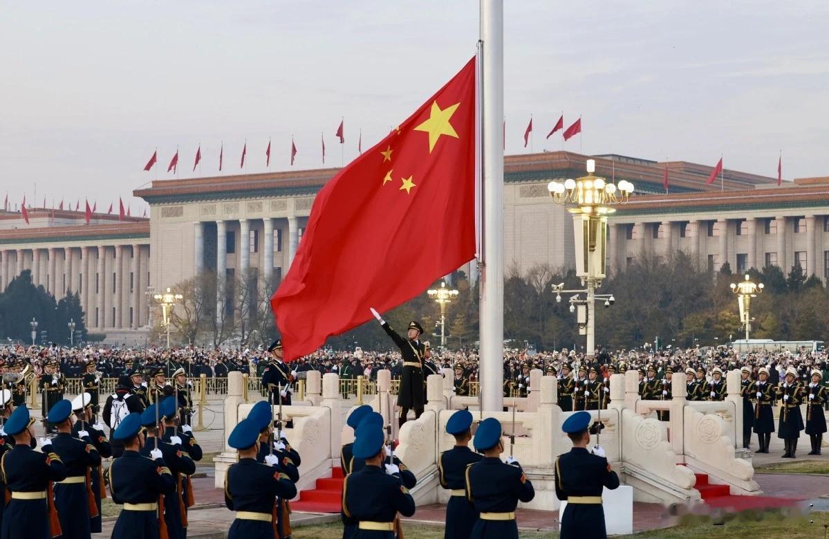 儿时只觉得曲调铿锵有劲，扯着嗓子放声高歌，不懂歌词背后沉甸甸的过往。随着年龄的增