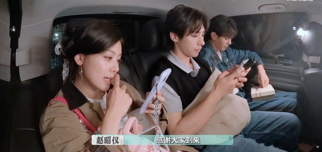 颜安赵昭仪小学生斗嘴赵昭仪和颜安简直就像两个小学生，妹宝说自己文案“国色天香”，