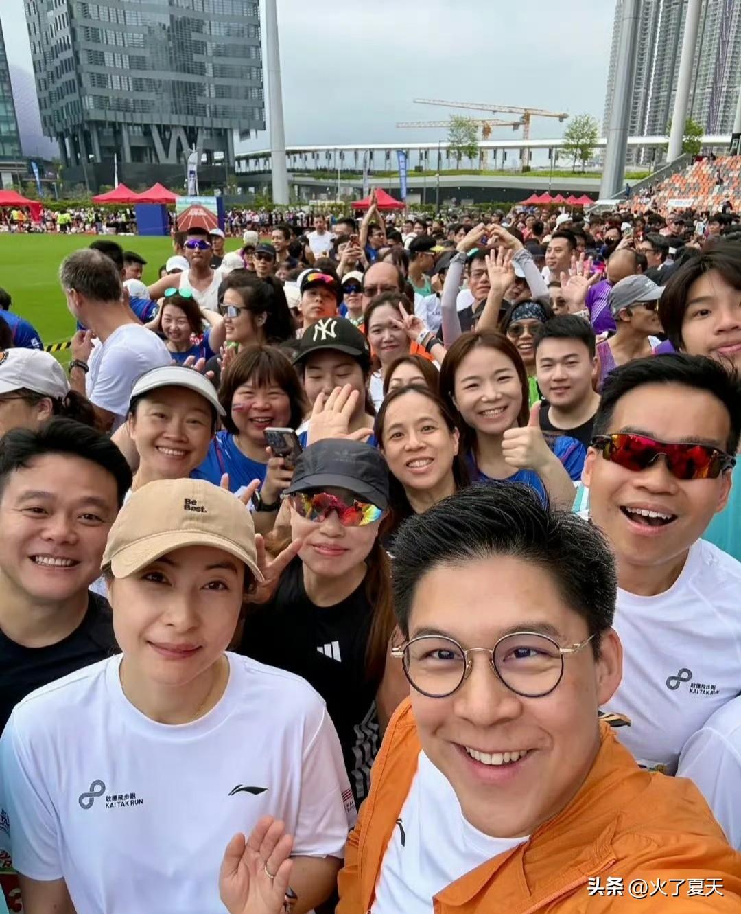 豪门清流！郭晶晶霍启刚晒运动合照，黑白穿搭清爽利落，少年感十足。