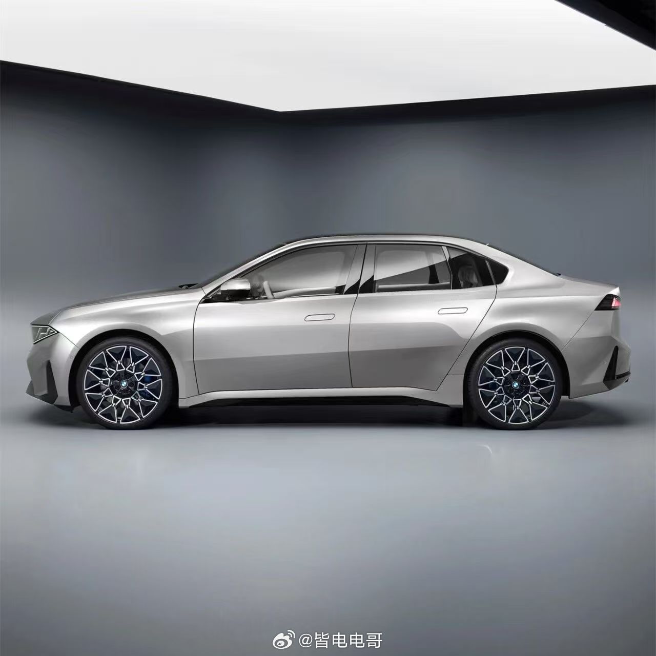 全新宝马i3高性能版谍照在网上流传了后面也有网友用AI渲染和修复了一下画质，这个