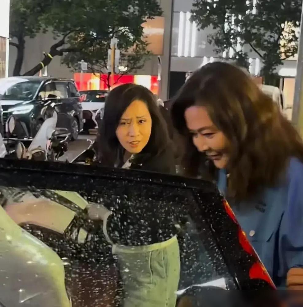 关之琳最新一场个人直播结束后，后台数据显示整场直播的峰值在线人数停在了 487 