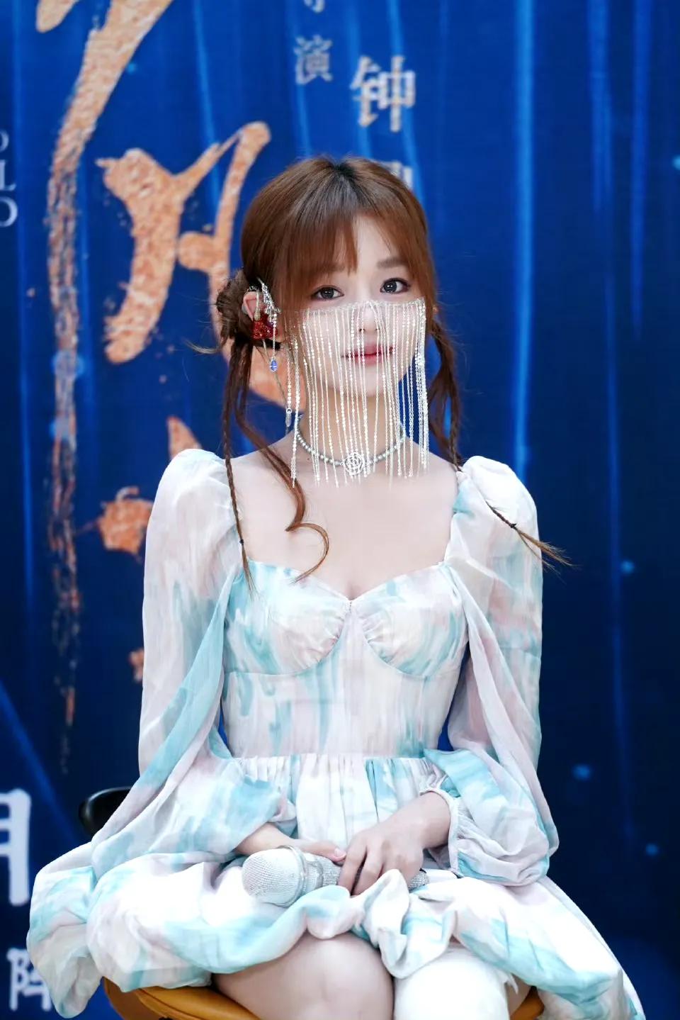 黄霄雲坐着轮椅为电影《落凡尘》首映礼献唱，这份坚持和热爱精神令人感动。黄霄雲是在