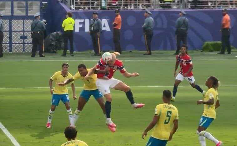 巴西创36年最差世界杯战绩 巴西全场狂轰14脚射门却把握不住机会，下半场换上内马