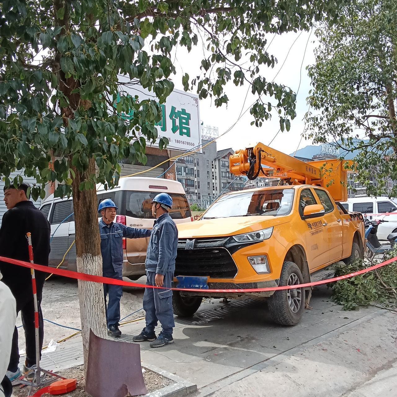 八马路遇，争吵焦点在于接电线

世纪养生园正门前方左手边两户商家因为拉电的事情在