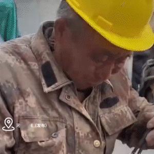 泪目了！河南，一女子路边摆摊时，遇见七旬老人在工地里干活，询问后得知，儿女不愿抚