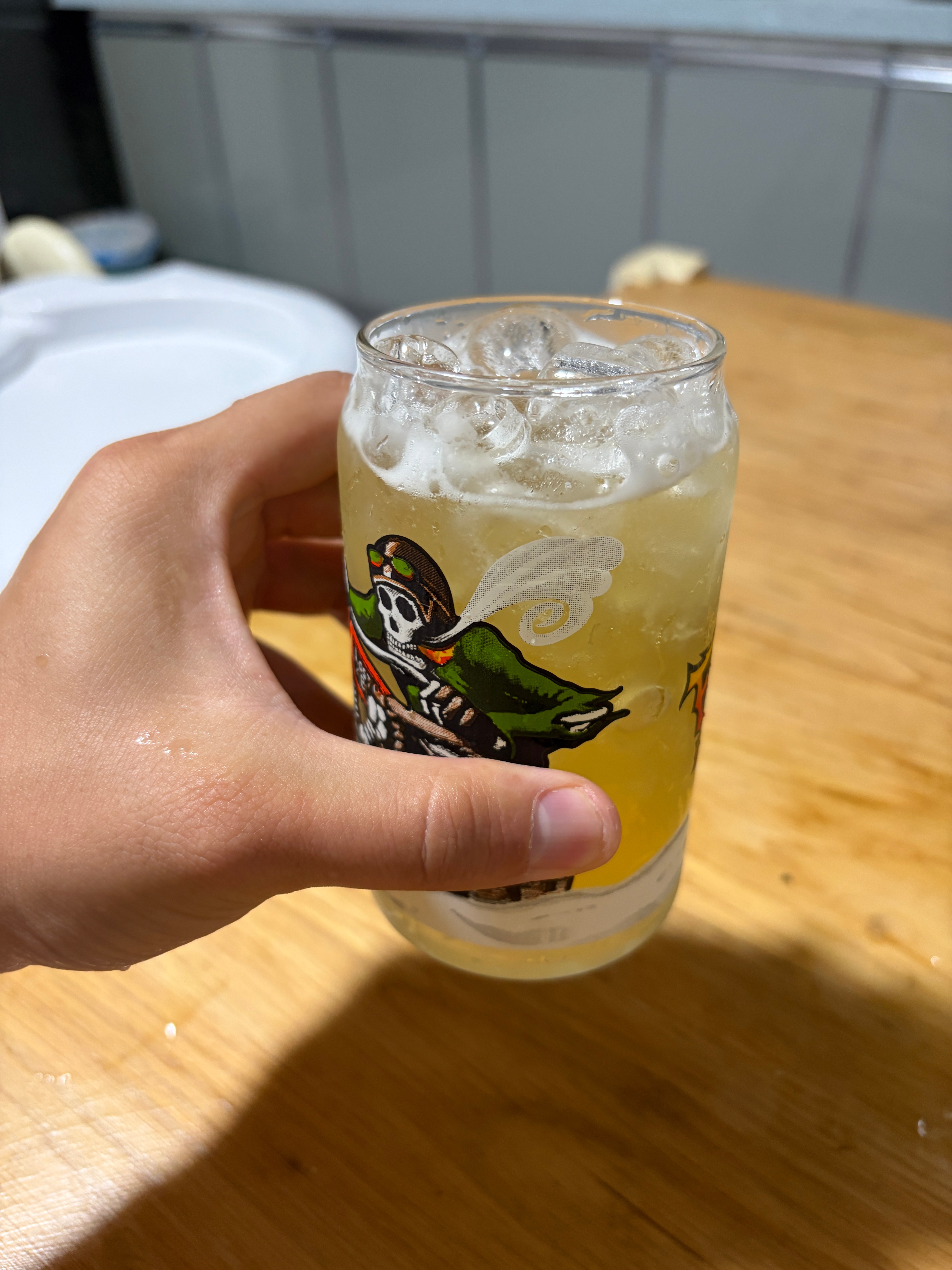 太久没小酌一杯了今天实在忍不住了开了一罐瓷器时代的麦守美式小麦啤，原料只有水、大