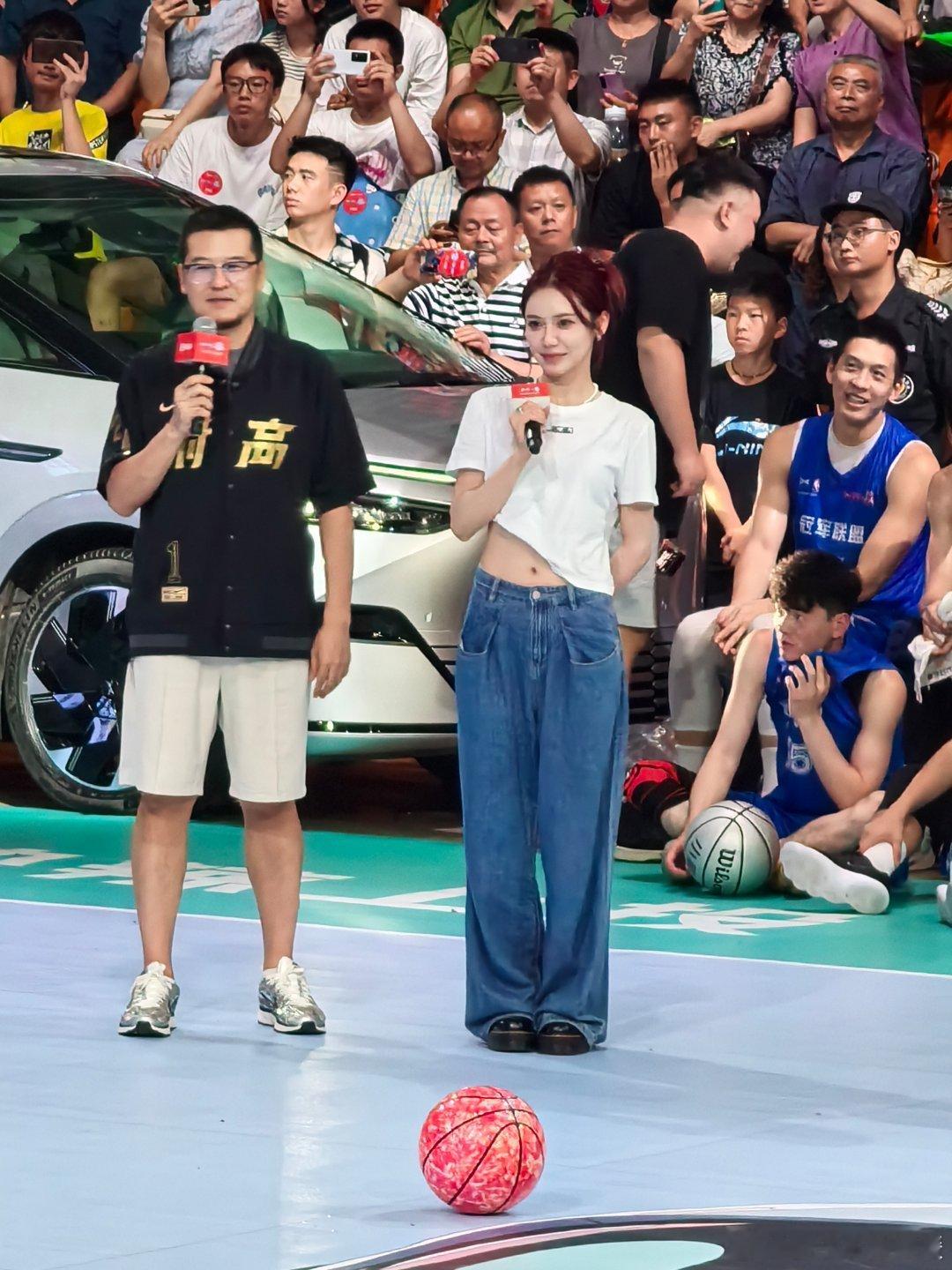 美娜是挺好看的哈哈哈，就是鲸鱼没回应啊[doge][doge] ​​​