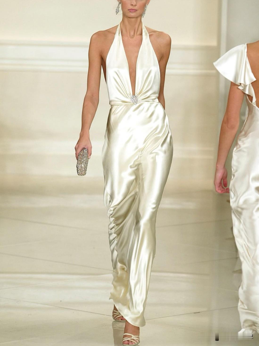 Ralph Lauren 2005春夏系列的斜裁锤纹缎面礼服，紧身设计把女性曲线