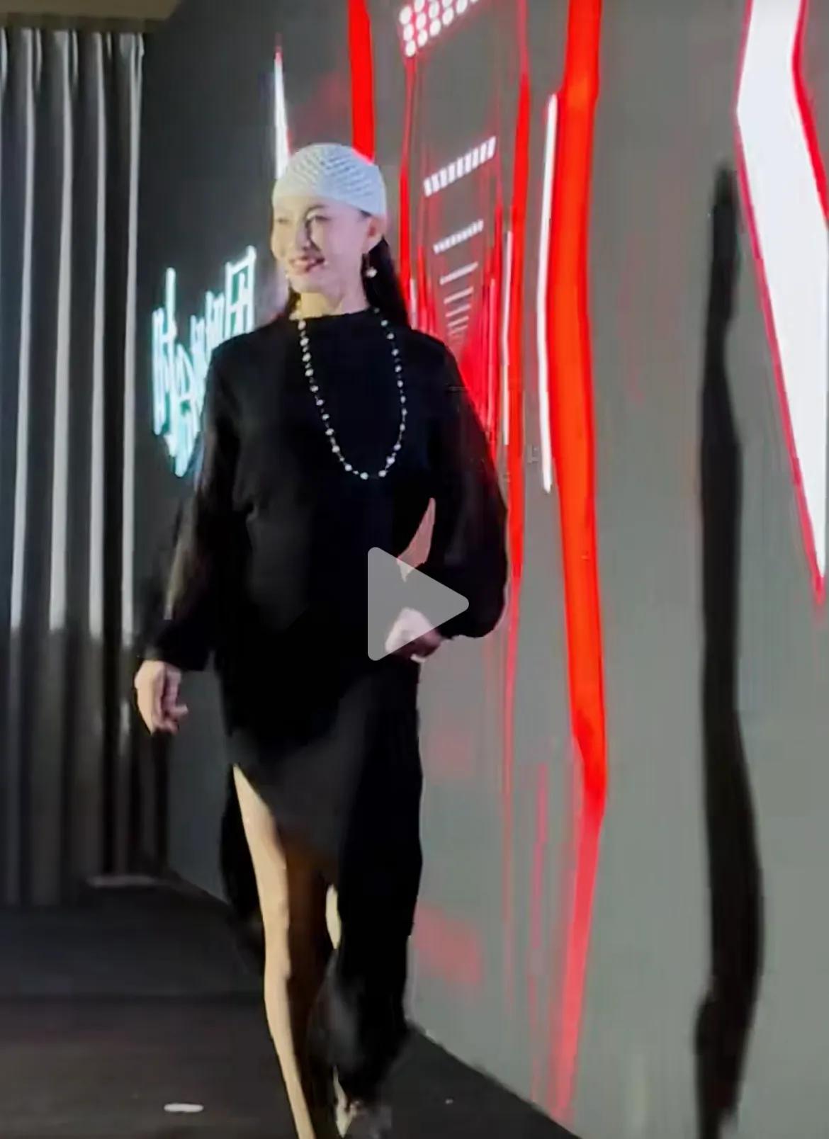 冻龄女神香奈尔姐姐，63岁的年龄对于她只是一个数字，在时尚奶奶团，获得每位姐姐都