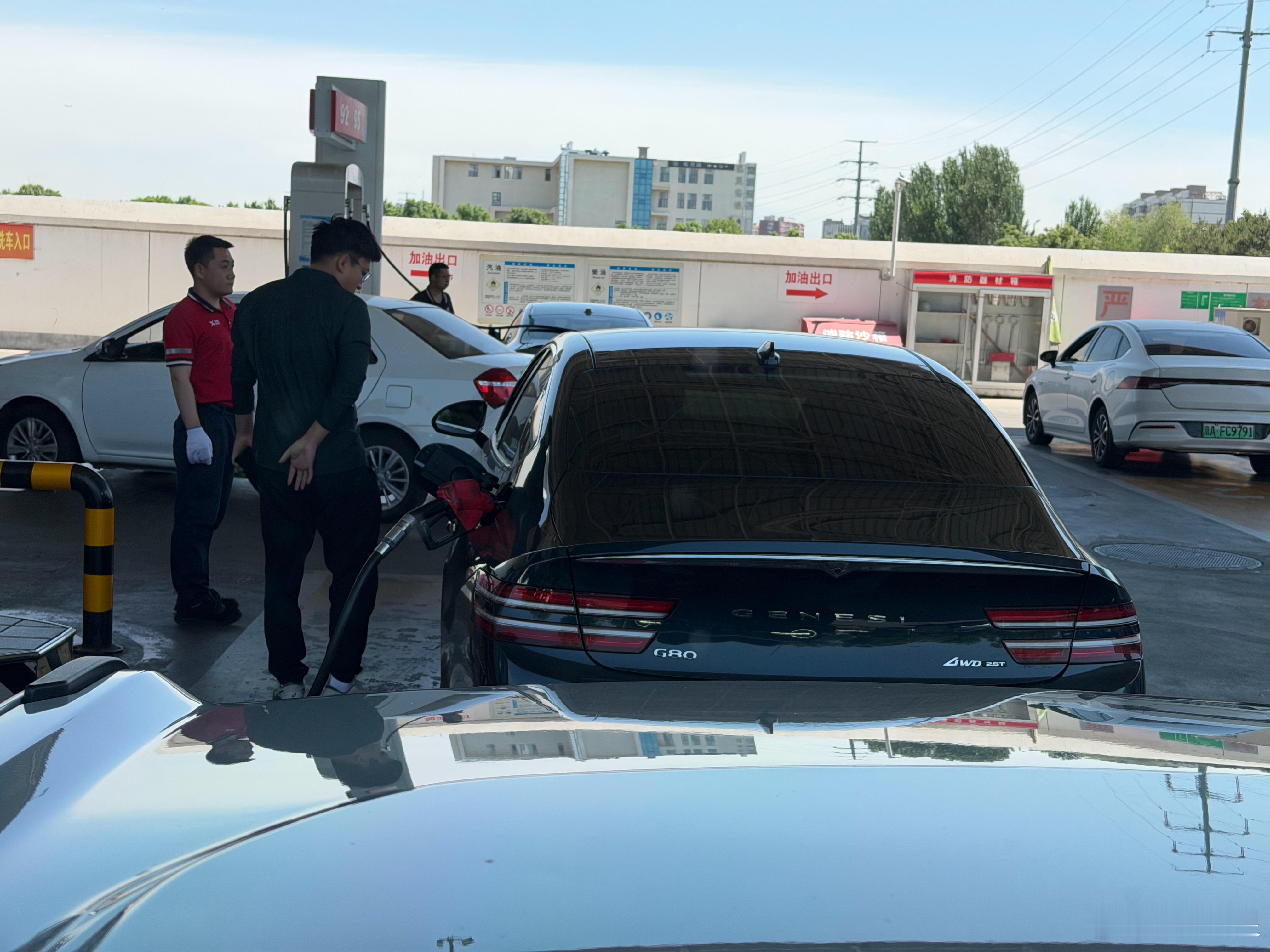 哈哈，非常有品位的车主，捷尼赛思G80四驱版。有多少车在中国开卖之前网上一片叫好