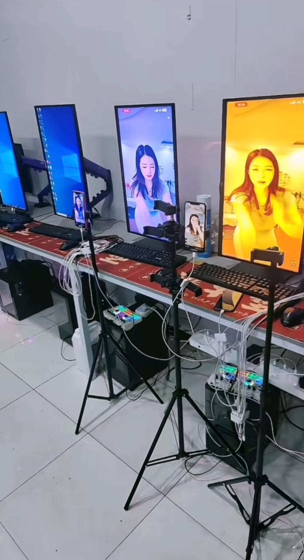直播间自始至终不见人影，原来是这套设备在自动运作。
一间无人直播工作室里，整整一