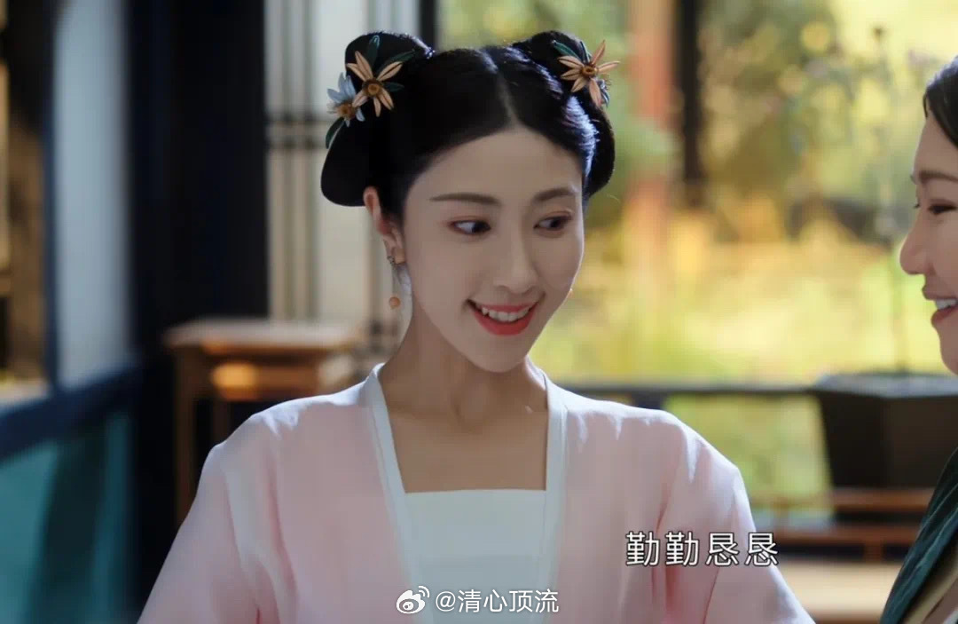 张小婉 惊艳，事实证明，走搞笑路线的确很容易让大家忽略演员的颜值。本就是以喜剧人