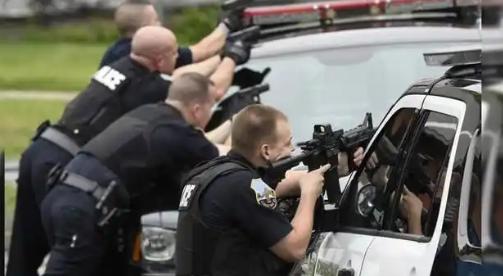 美国警队曾藏多黑暗潜规则？只要嫌疑人伤到警员抓捕直接当场击毙！连法庭审判资格都剥