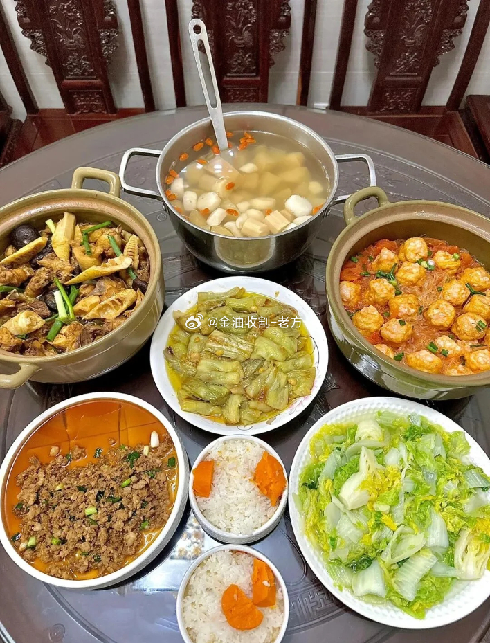 忙到傍晚才从行情里抽身，推开门，客厅暖黄的灯亮着，厨房飘着汤圆的甜香。44岁的元