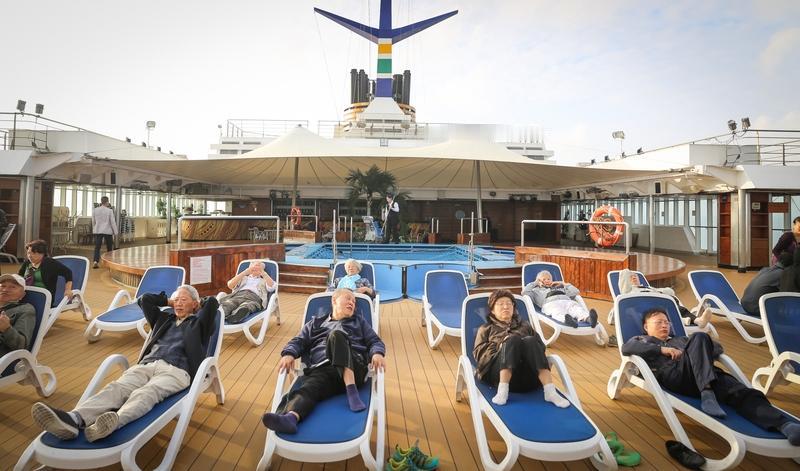 你会劝阻老人出门旅游吗 我觉得是否劝阻老人出门旅游不能一概而论。
有些老人身体硬