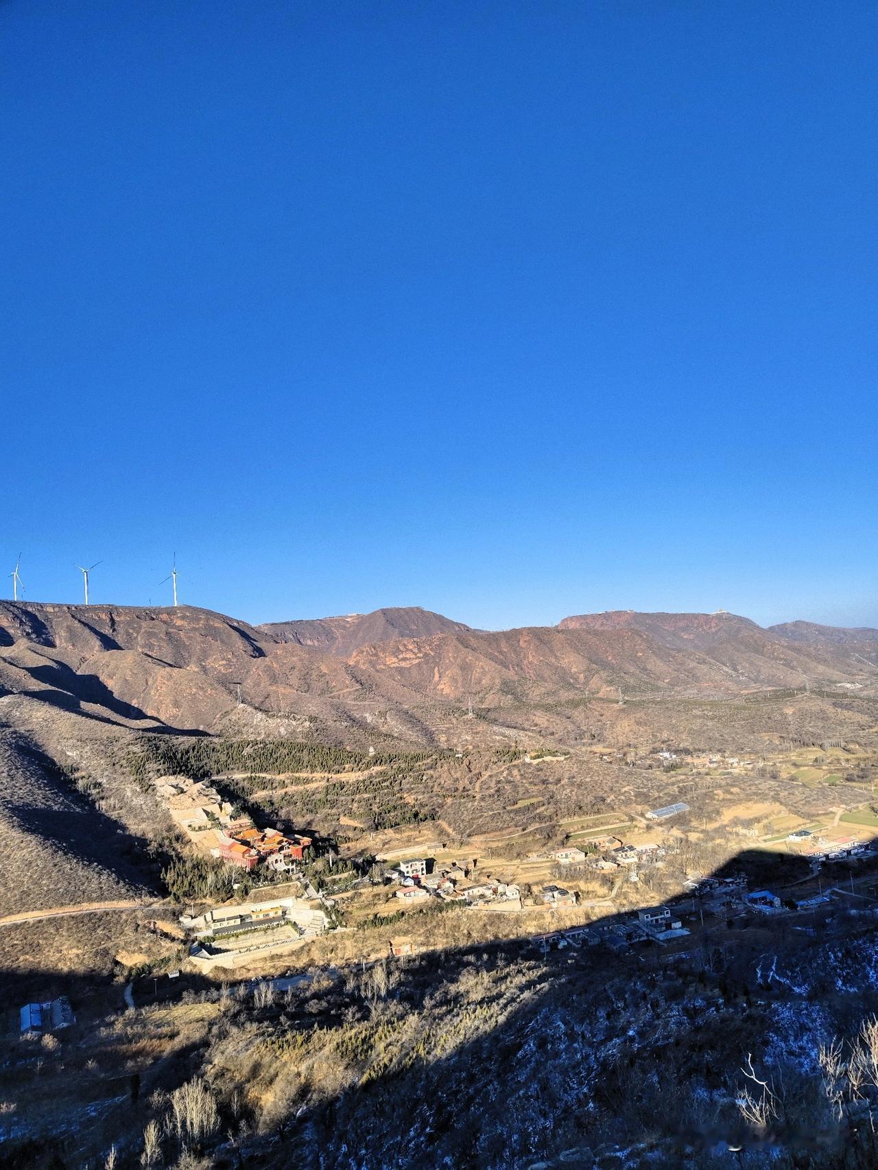 冬日的邙山，天是澄澈到极致的蓝，像一块刚被擦拭过的琉璃，没有一丝云絮。站在山巅极