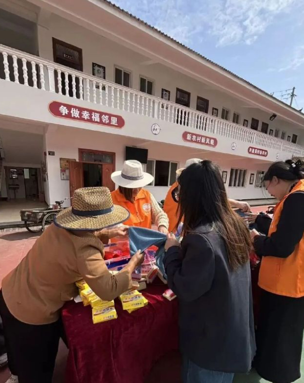 台州三门家门口的公益市集让银龄幸福触手可及 三门蛇蟠乡举办 “幸扶银龄” 公益集