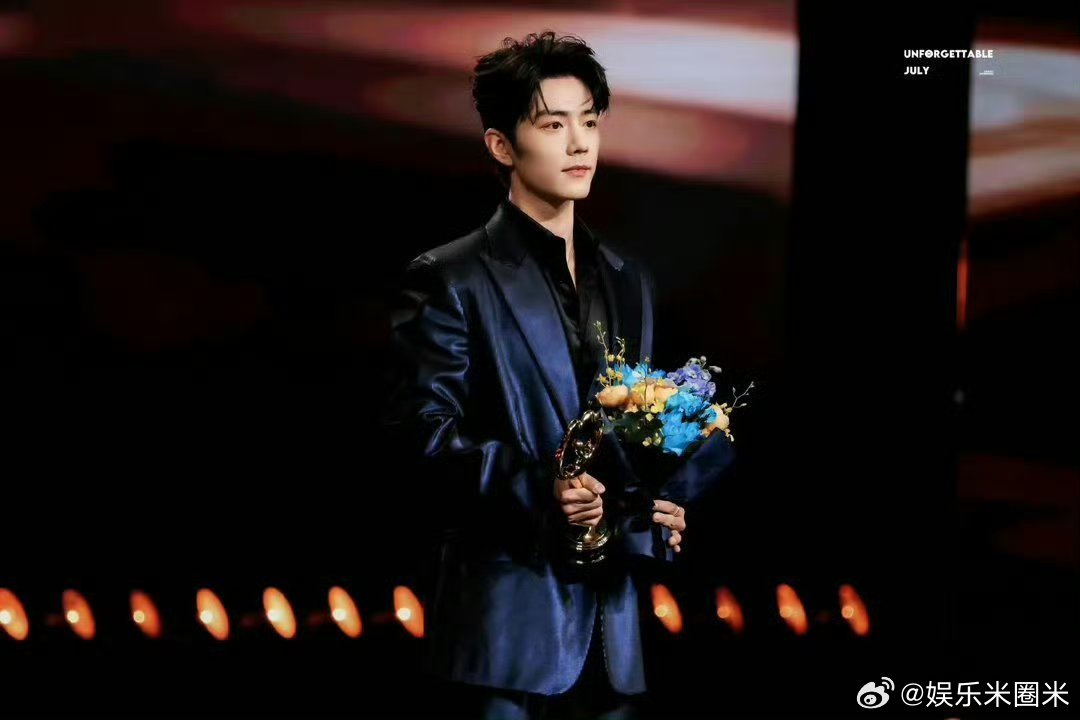 张子墨站姐拍的肖战 永远为张子墨站姐拍的肖战心动！温柔又帅气，干净又治愈，五官精