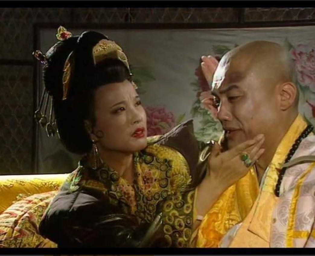 695年，72岁的武则天传32岁的薛怀义进宫侍寝。没曾想当薛怀义解开武则天的龙袍