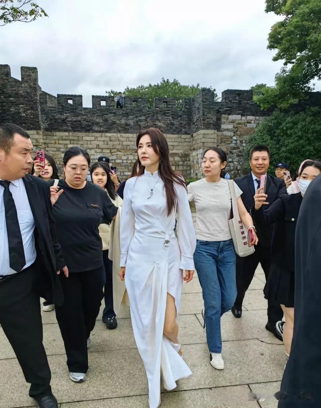 曾黎来苏州了！ 本人很高很瘦， 相机都拍不出她的美貌。 ​​​