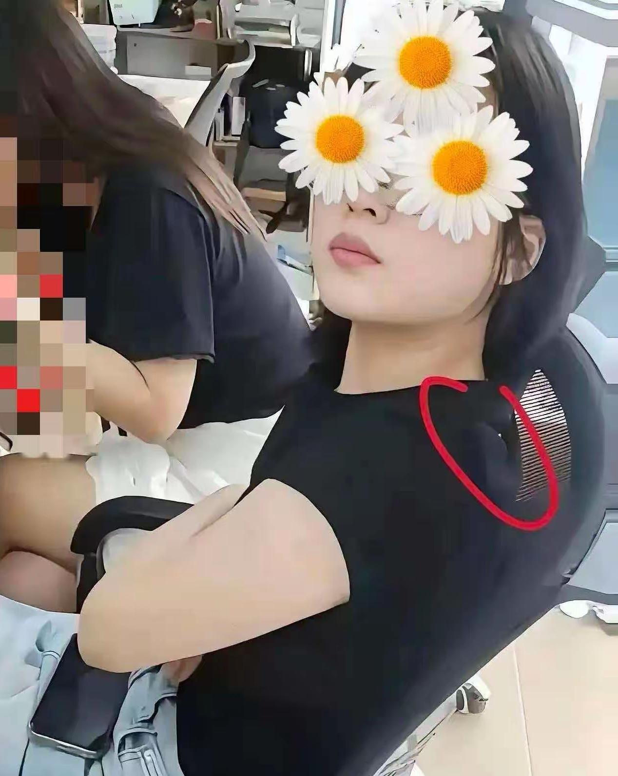 这位突出奇葩！
这位白嫖外卖的女员工这次要慌了。
有人扒出她穿的那件黑衣服，吊牌
