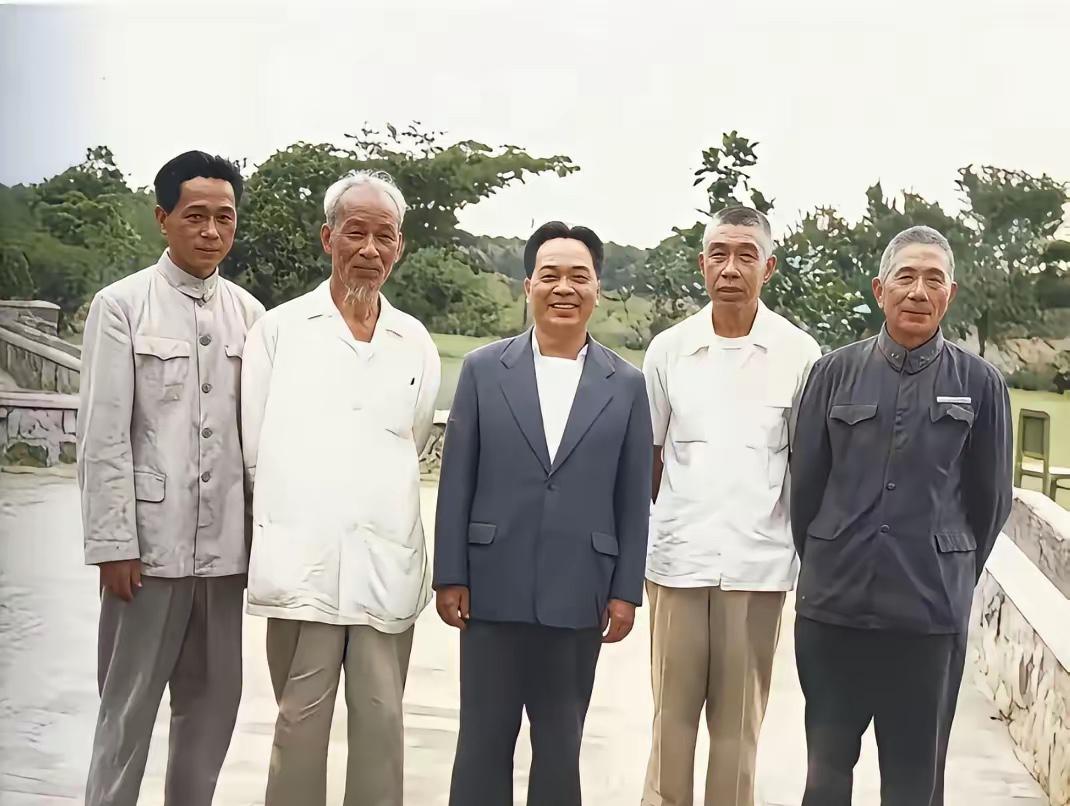 我打赌，照片中，这三位老前辈，能一眼认出来、都是精通历史的高手。