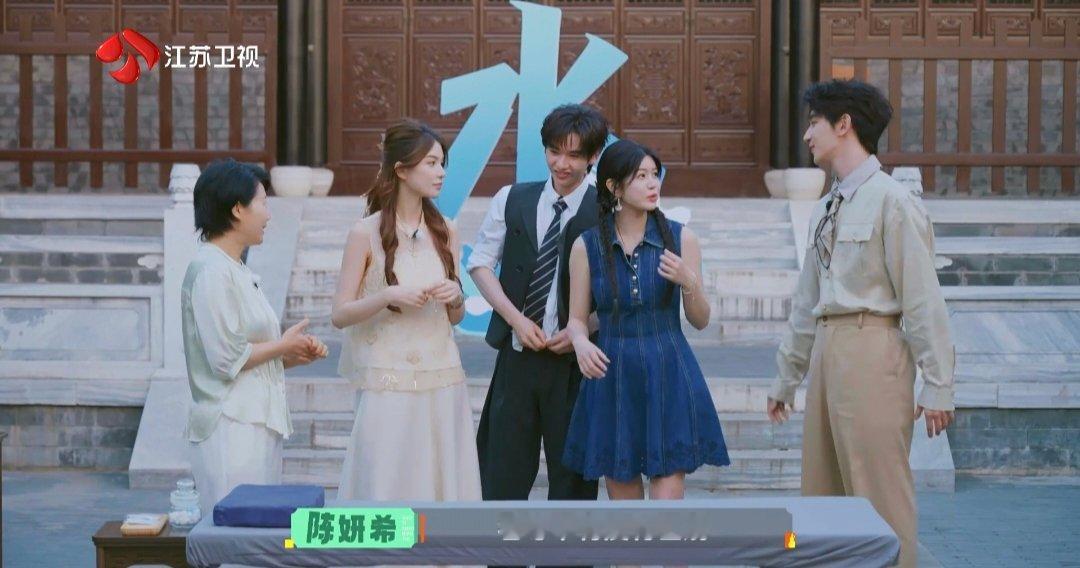 医生节目现场给陈妍希针灸陈妍希跟腱受伤肿胀明显，节目组特邀医师节目现场针灸，放平