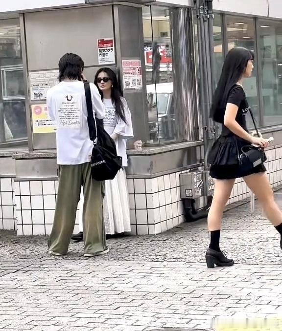 #徐璐吴崇轩同游日本##徐璐与男子同游日本# 网友偶遇徐璐吴崇轩同游日本[哆啦A