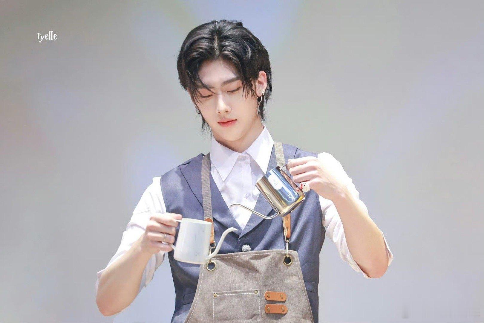 #沈泉锐# 早安[送花花]周五快乐小猫们！早起看点沈氏公子的绝美神图醒醒脑and
