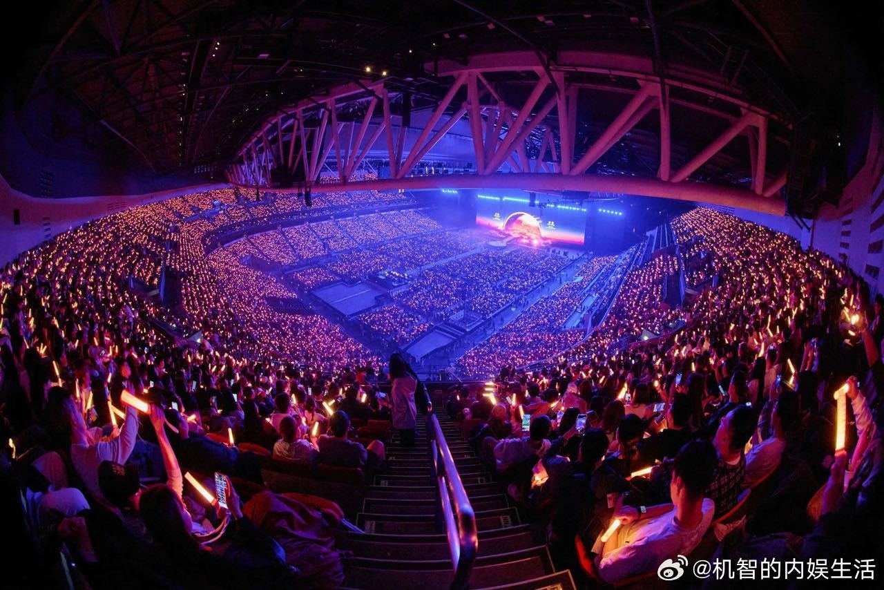 抽4个人去看演唱会！酒店+机票+演唱会门票全包！不要的可折现6000元！想干嘛干