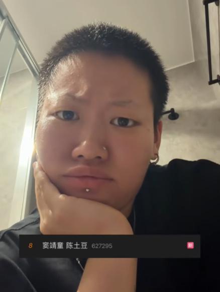 陈土豆回应撞脸窦靖童同款寸头搭配松弛的氛围感神态，第一眼望去难免觉得格外神似。不