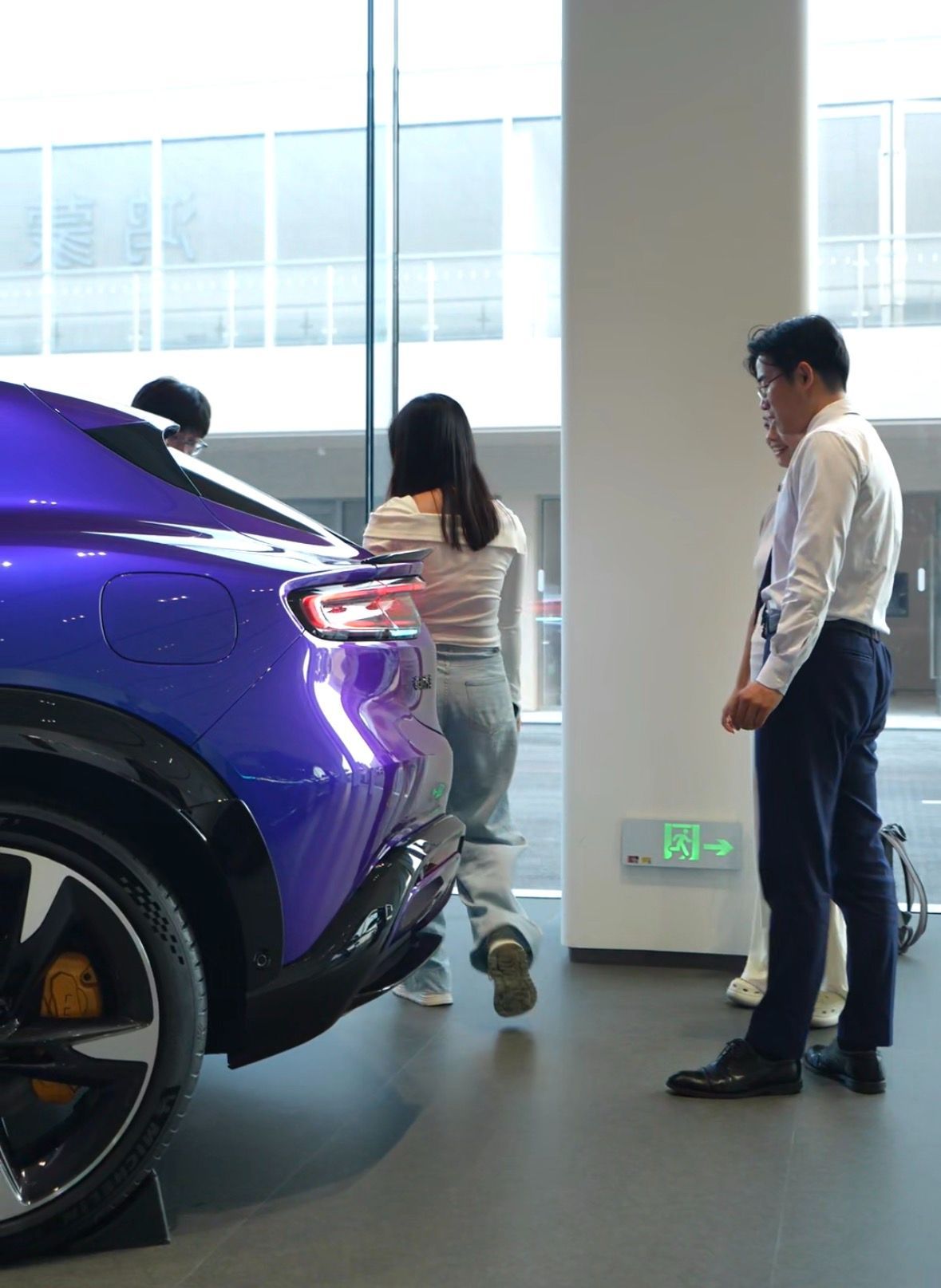 上海大量豪华车主中秋扎堆看智界RX不得不说中秋假期上海的华为智能生活馆人气格外高