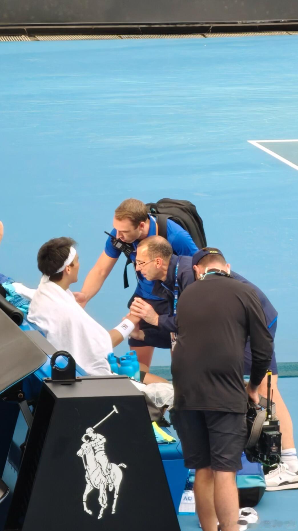 布云朝克特救球受伤首轮出局布云朝克特在第二盘末段救球时压到了手臂，在盘间接受治疗