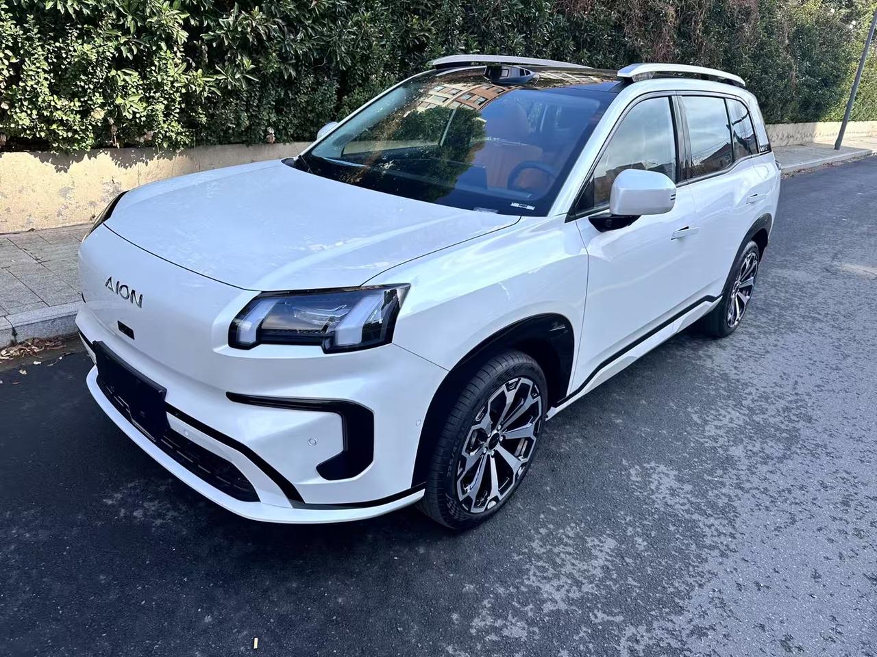 埃安V霸王龙的车头看起来粗壮又饱满，侧面以及尾部的造型也是饱满圆润的，一看就很舍