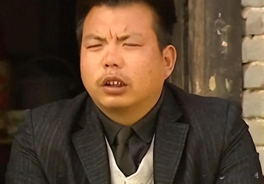 2006年，河南发现一奇人，3000度超高度近视，却能在黑夜中看报纸，央视听说了