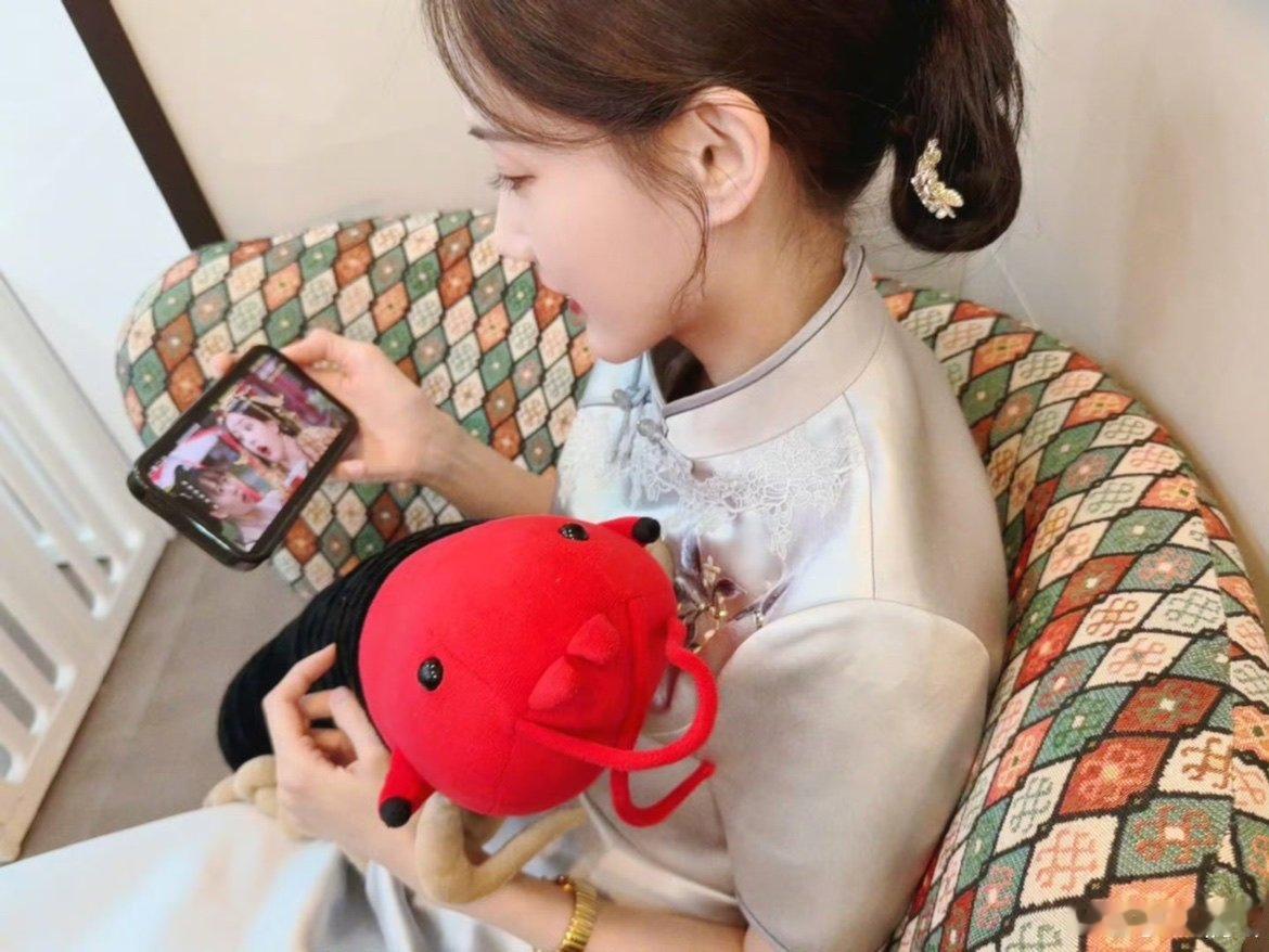 李一桐看完书卷一梦脖子下巴疼李一桐看完书卷一梦脖子和下巴疼 李一桐看完书卷一梦脖