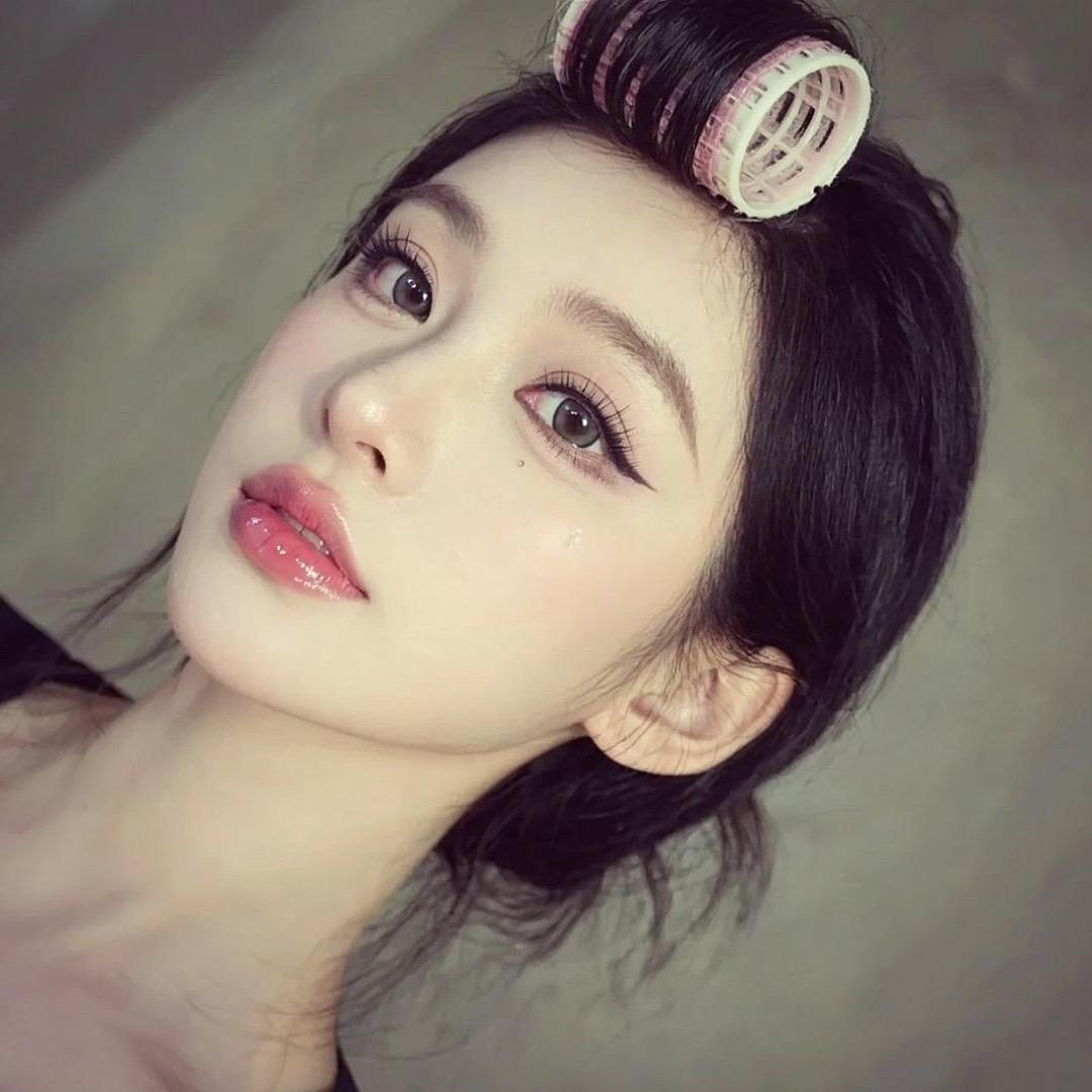 我把底线越放越低 从一开始不允许你和别的女生说话 到最后只要你不背叛我