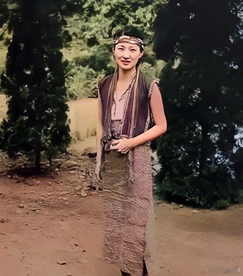 都说她年轻时美得不可方物，这是她年轻时拍的一张珍贵留影，猜猜她是谁？她的丈夫可是