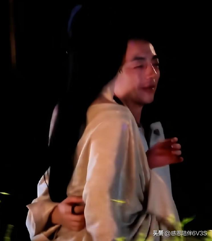 哎哟，刷到这组照片，我差点把手机给扔出去！这是谁啊，居然搂着神仙姐姐的腰？一查才