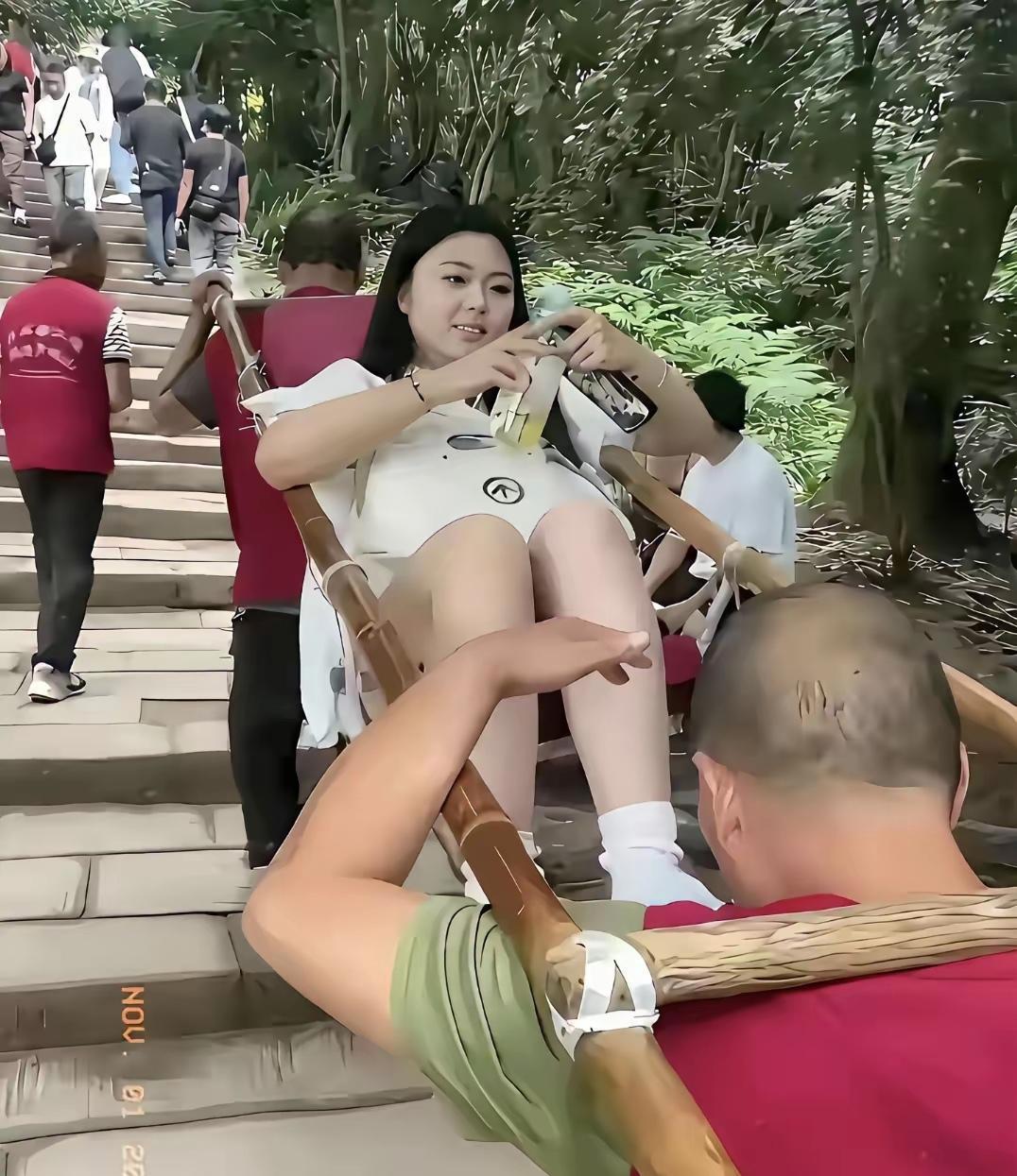 你能想象吗？登山游玩本是放松身心的好事，可有人却遭遇了让人哭笑不得的“煎熬”场景