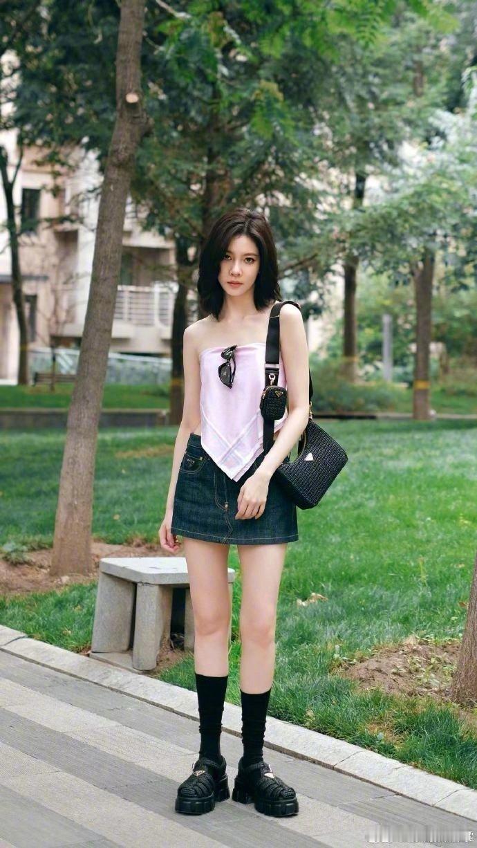 #宋妍霏穿的好大胆#宋妍霏这大胆的穿搭，把丝巾玩出花样，穿上黑色丝袜，这个独特的
