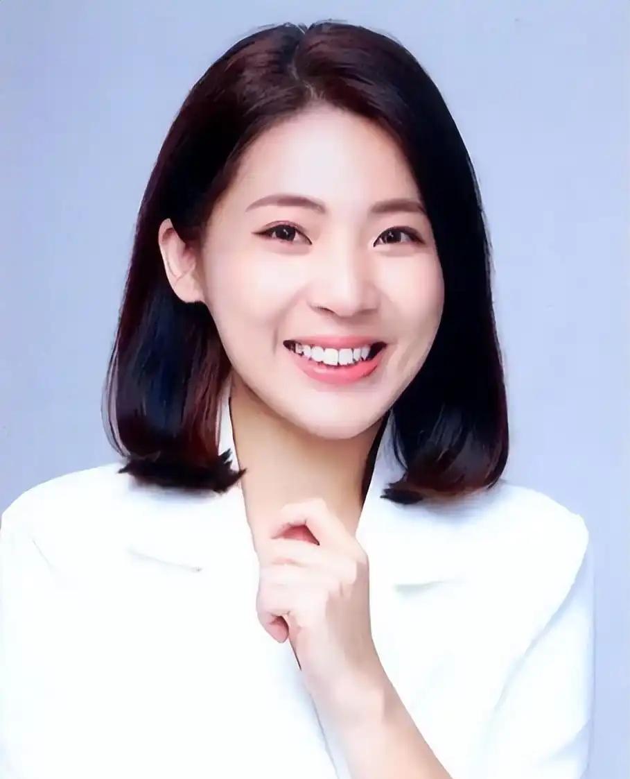 毁三观！原来这个甜美的国民党立委居然是赵金童的御前爪牙，妥妥的亲美派小魔女啊！
