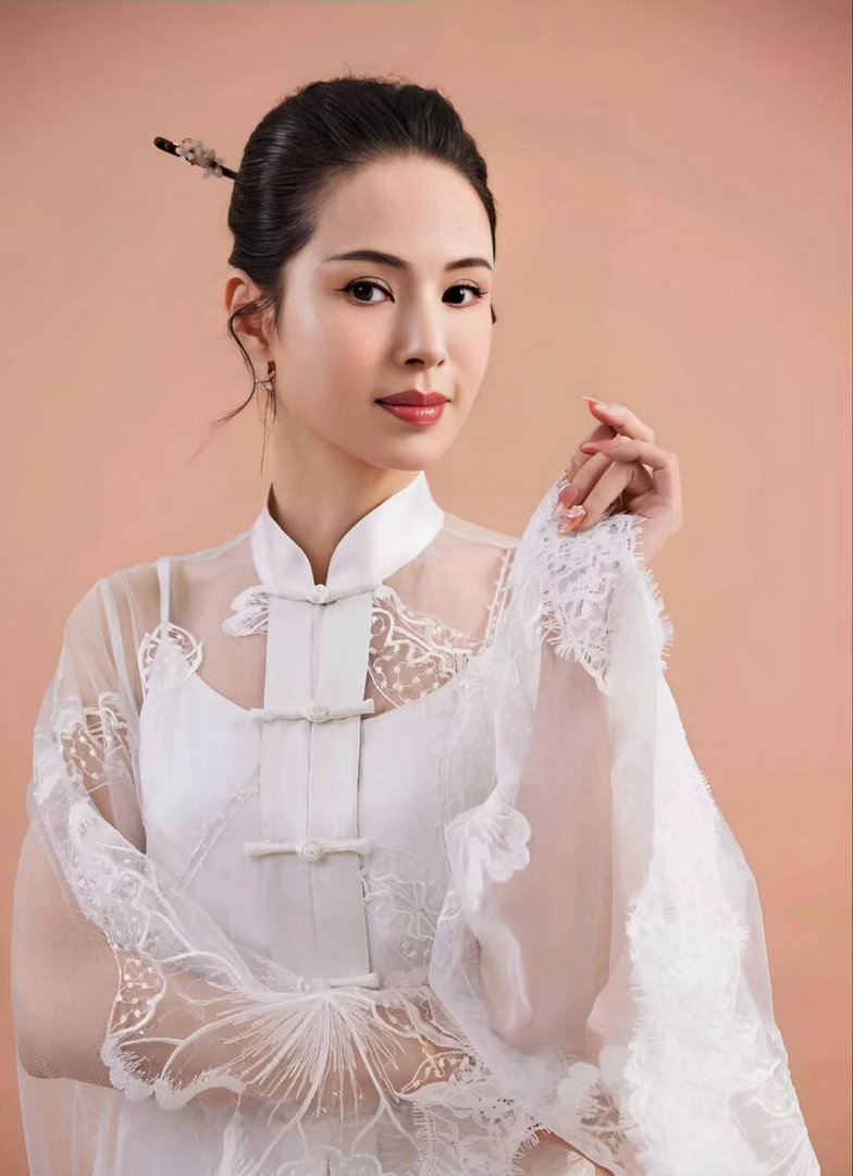 李若彤回怼演短剧是下沉 李若彤演短剧被说“下沉”，她的回应真的太得体了。不生气不