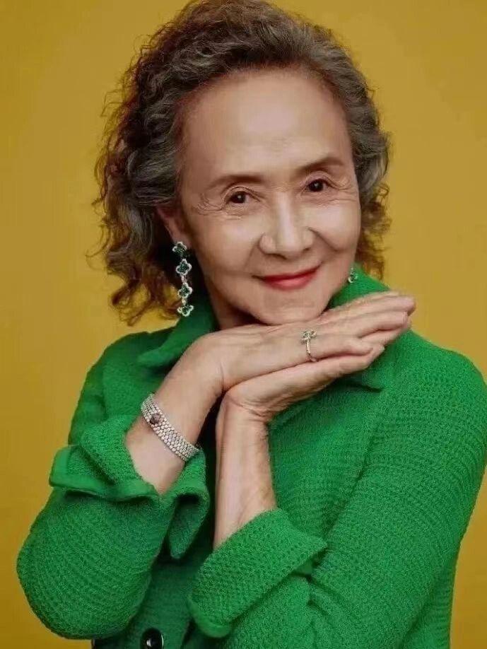不主动，怕失去你，太主动，怕自作多情。在伸出手时担心犯错，而在收回时担心错失良机