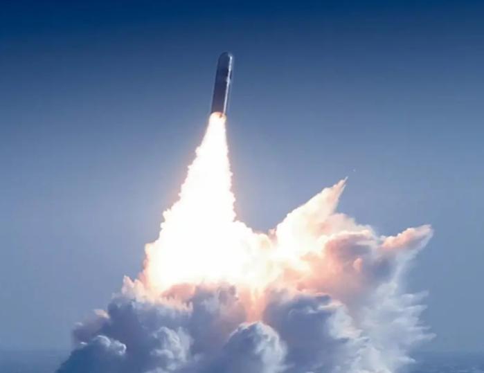 中俄朝三打一，对日本发出警告！俄罗斯卫星通讯社正式发出警告，日本继续发展中程导弹