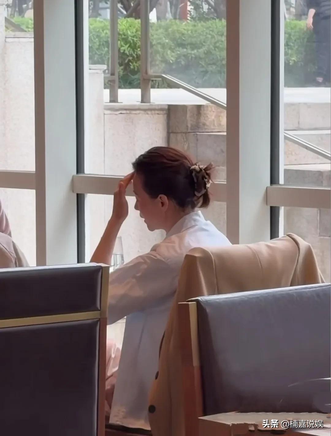 央视主持人董卿，在上海一间餐厅被偶遇，感觉她本人的气质超干净的那种。
她穿着一件