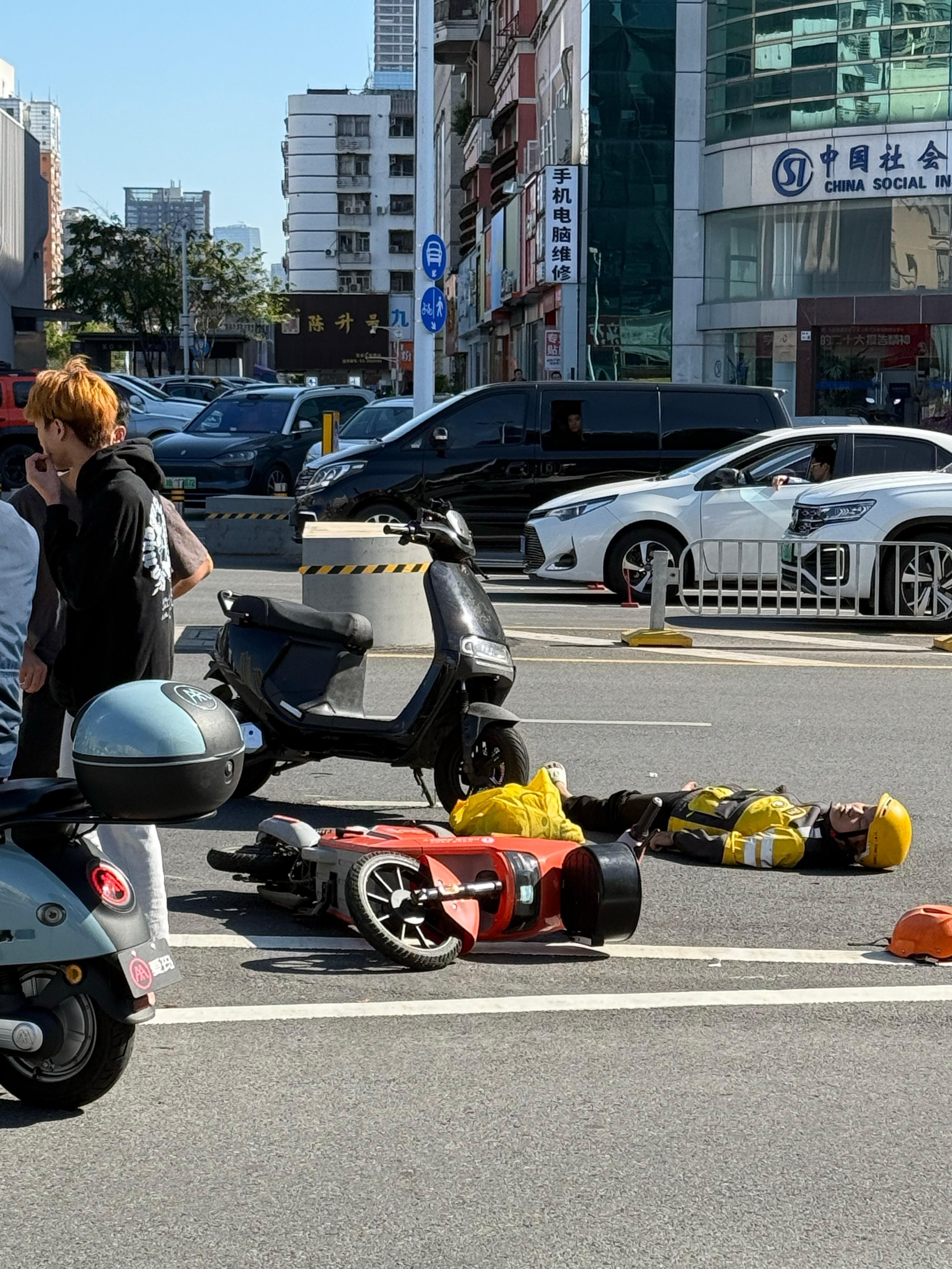 京东承担外卖骑手五险一金所有成本   太好了[赞]亲眼看到过事故他们这一行真的很