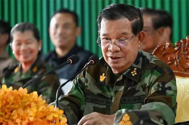 洪森想代替西哈莫尼当国王之心已久，只是惧怕西哈莫尼国王和东大的友好关系，怕动西哈