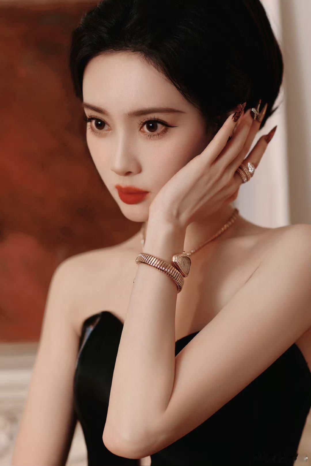 孟子义盘发look  孟子义盘发vs披发  孟子义的盘发look简直可以称得上是